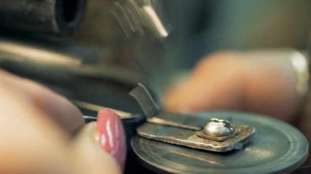 Een naaimachine in werk in een fabriek, close-up. — Stockvideo