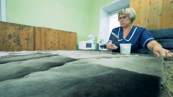 Mujer clavando tela de piel, de cerca . — Vídeos de Stock