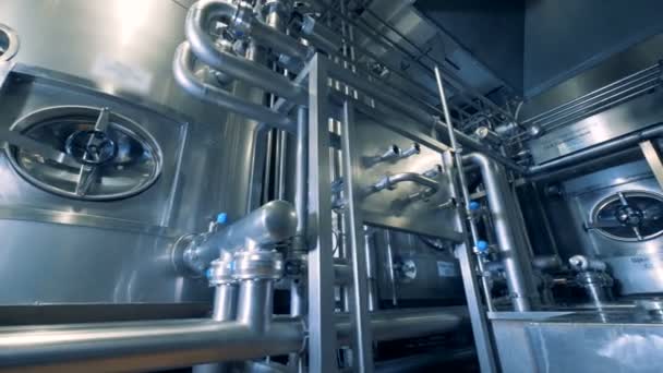 Öl fabrik enhet med stål reservoarer och rör — Stockvideo