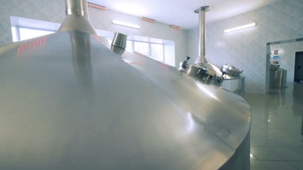 Locali di fabbrica di birra con enormi serbatoi di acciaio — Video Stock