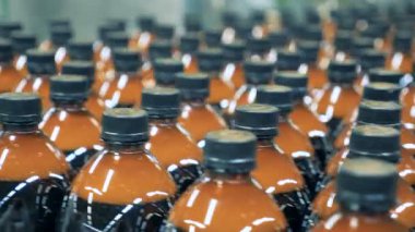 Taşıma işlemi birçok plastik şişe bira ile dolu