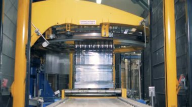 Şişe bira ambalaj malzemesi ile fabrika mekanizması tarafından sarılır