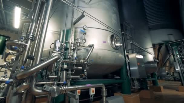 Vista lateral de latas de cerveza industriales masivas — Vídeo de stock