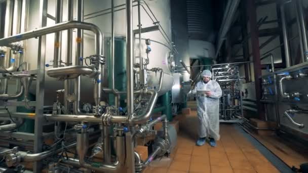 Erkek çalışan bira varil fabrika tesislerinde İnceleme
