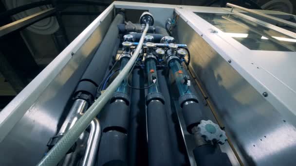 Tubos e indicadores de pressão de uma máquina de destilação — Vídeo de Stock