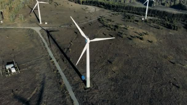 Alternative energy concept. Top view of a natural terrain with several windmill constructions — Stock Video