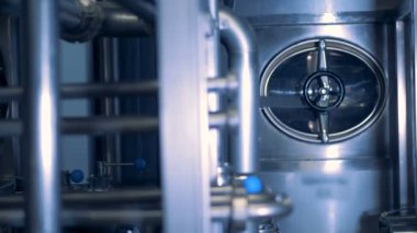 Borular ve bir bira fabrikası biriminde bir ambar kapı