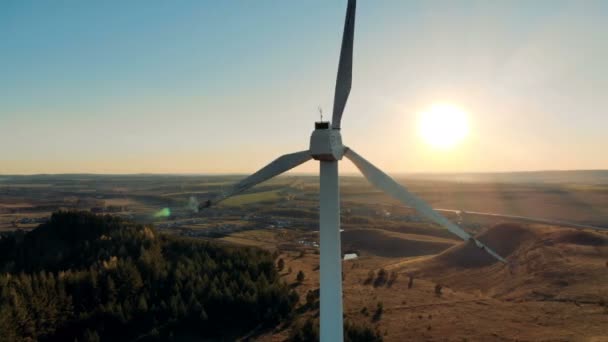 Sullo sfondo il sole e una turbina eolica. Energia eolica, concetto di generazione di energia eolica . — Video Stock