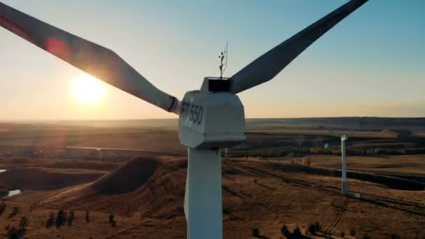 Windradturm im Sonnenuntergang. umweltfreundliches Energiekonzept. grüne Energie, Konzept für erneuerbare Energien. — Stockvideo