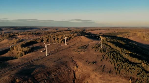 Mehrere Windkraftanlagen im Sonnenuntergang. Windenergie, Konzept zur Erzeugung von Windenergie. — Stockvideo