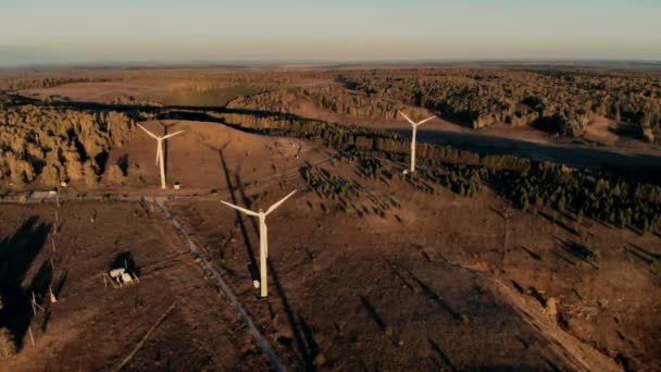 Las torres de turbinas funcionan al amanecer. Energía eólica, concepto de generación de electricidad eólica . — Vídeos de Stock