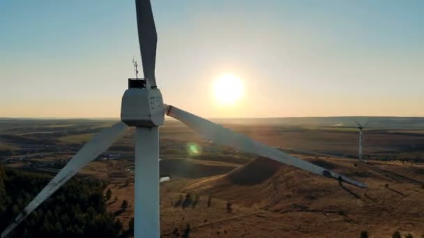 Windenergie, Windenergieerzeugungskonzept. Sonnenuntergang und Windräder zur Energiegewinnung — Stockvideo