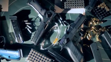 Birçok tabanca mermi çekim bir mesafeden, üstten görünüm ile siyah.