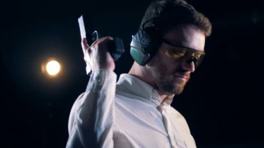 Adam amaçları, elinde bir silah aralığı çekim bir atış poligonu.