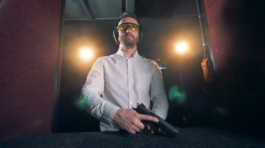 Bir çekim mesafeden pratik kişi yakın çekim.