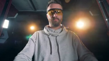 Kadar yakın bir mesafede, çekimlerde üzerinde bir adam koyar.