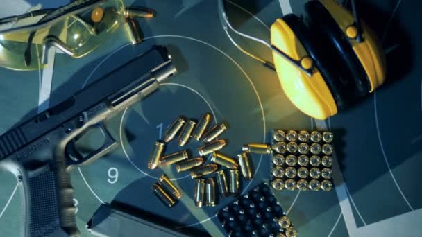 Equipamento especial armas, armas, rifles em uma mesa em uma galeria de tiro, close-up . — Vídeo de Stock
