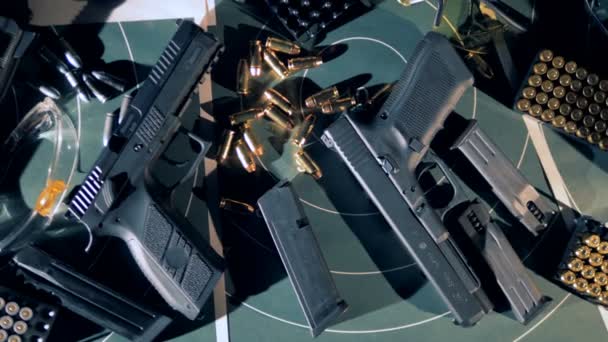Armas, armas com balas em um campo de tiro, vista superior . — Vídeo de Stock