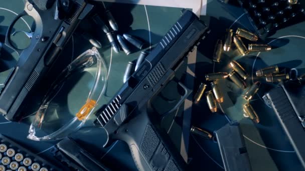 Schießstandausrüstung - Gewehre, Kugeln, Munition. Ansicht von oben. — Stockvideo