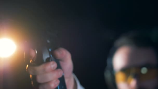 Shooter usa uma pistola para apontar, close-up . — Vídeo de Stock