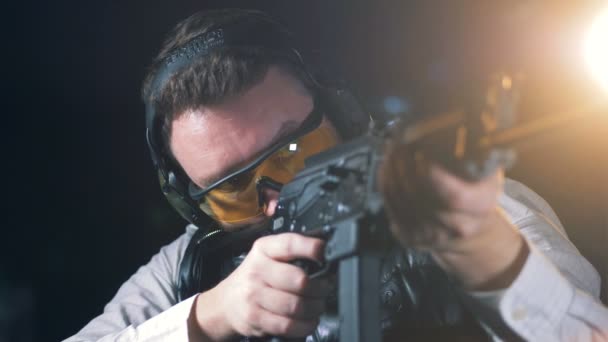 Un hombre apunta con un rifle, de cerca . — Vídeos de Stock