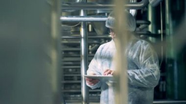 Adam kontrol fabrika donanımları, bir tablete yazarak yakın çekim.