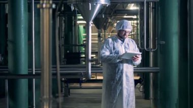 Bira fabrikası işçisi bir tablete yazarak yakın çekim.