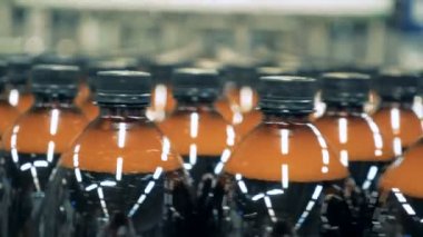 Plastik şişe bir çizgi üzerinde hareket yakın çekim.