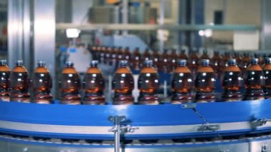 Bira konveyör hareketli bira şişeleri, yakın çekim.