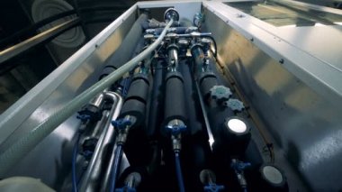 Siyah borular ve vanalar özel bir kapsayıcı üzerinde.