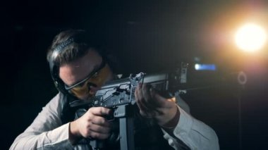 Pratik kişi standları bir saldırı tüfeği ile kapatın. Kalaşnikof saldırı tüfeği.