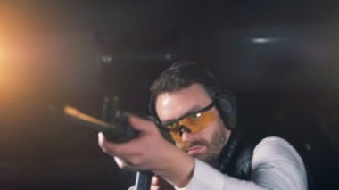 Bir tüfek ile bir mesafeden amaçlayan kişi yakın çekim.