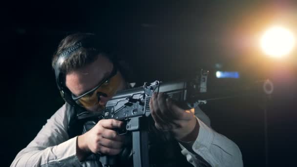 Beoefenen persoon stands met een aanvalsgeweer, close-up. Kalashnikov assault rifle. — Stockvideo