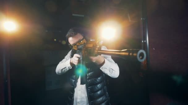 Un hombre sosteniendo un rifle grande en un campo de tiro, de cerca . — Vídeo de stock