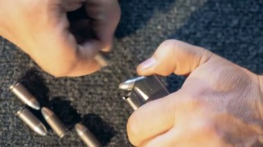 Silah yükleme işlemidir. Kavram mühimmat, silah, silah.