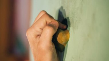Bir rock dağcılar el paket fişi kapat.