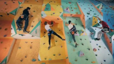 Spor insanlar üzerinde tırmanma duvarı, alttan görünüm.