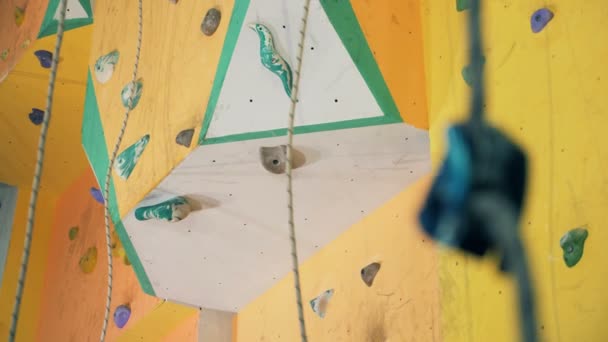 Muro de escalada con rocas y cuerdas, de cerca . — Vídeos de Stock