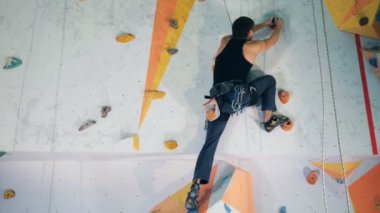 Kişiye özel bir donanım ile tırmanma duvarı yakın çekim.