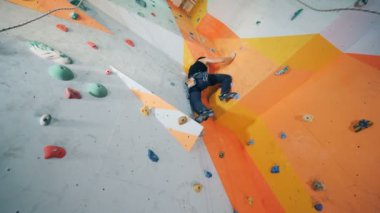 Bir dağcı özel duvara, alt görünümü taşır.