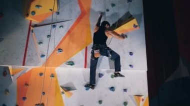 Erkek tırmanıcı yüksek bir duvara yakın çekim.