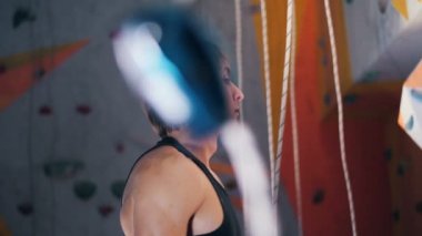 Genç adam yan görünüm bir duvara tırmanmaya başlar.