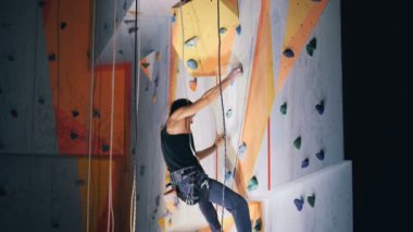 Bir duvara tırmanma, yan görünümü ise bir sporcu adımları.