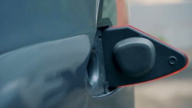 Bir electrocar dolgu delik açılır ve planıyla bir meme içine eklenir