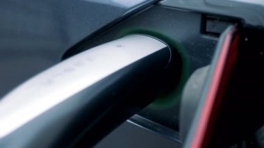 Bir elektrikli araba ile aydınlatılmış yerinden kontör yükleme süreci