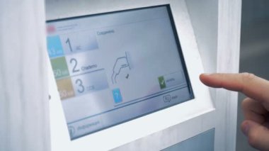 Dijital ekranı aracılığıyla bir araba pil tahrik sürecinin şarj başlatılması