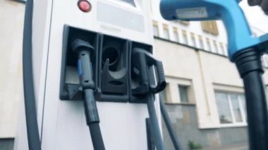 Elektrik deşarj meme geri dolgu paneline eklenir