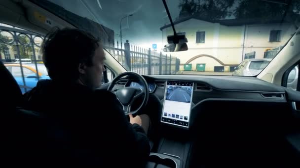 Vista de dentro do carro de um homem dirigindo fora nele — Vídeo de Stock