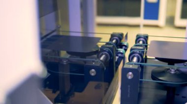 Birçok güneş panelleri bir fabrikada yakın çekim.