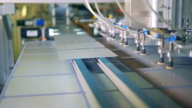 Makine yerlerde güneş panelleri satırları emme, yakın çekim.